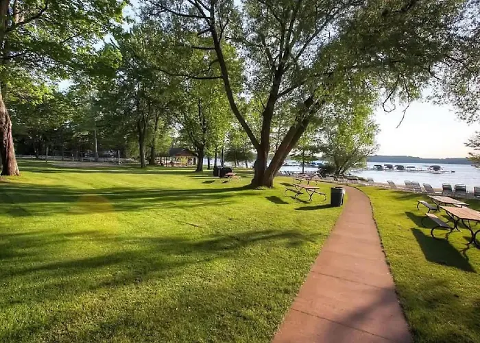 Top Floor Luxury, Sauna, Private Pool, Lake Bellaire Beach, 5 Beds, 4 Full Bath