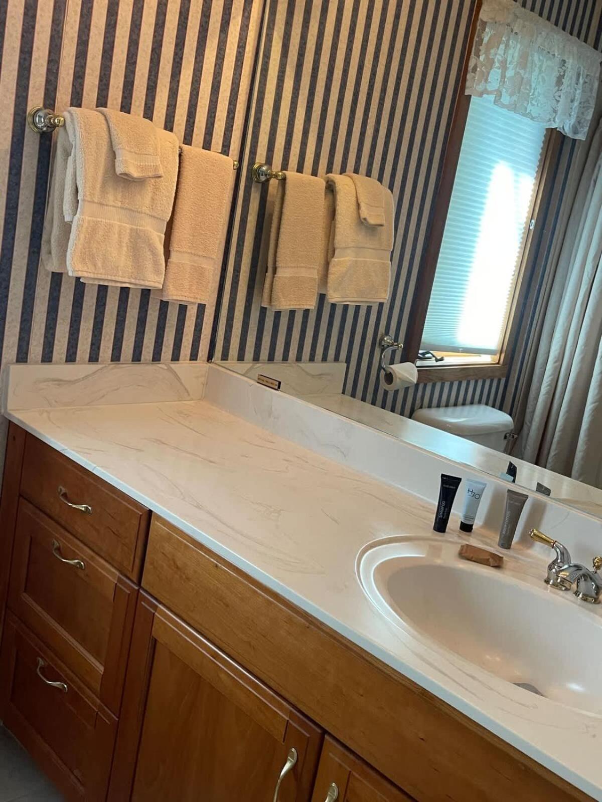 Floor Luxury, Sauna, Private Pool, Beach, 5 Beds, 4 Full Bath *