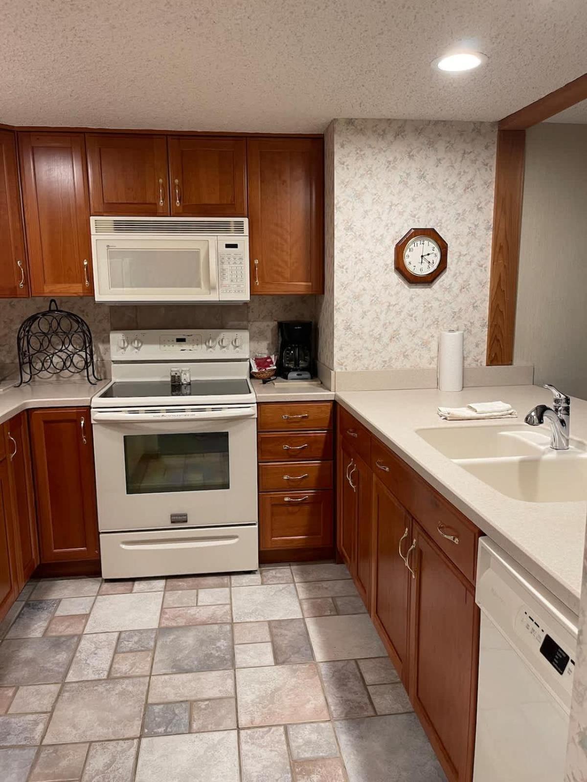 Floor Luxury, Sauna, Private Pool, Beach, 5 Beds, 4 Full Bath *